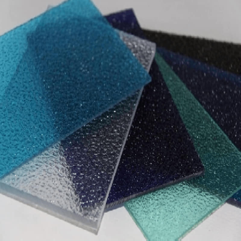 Tấm lợp nhựa polycarbonate được phủ lớp UV giúp ngăn cản tia tử ngoại