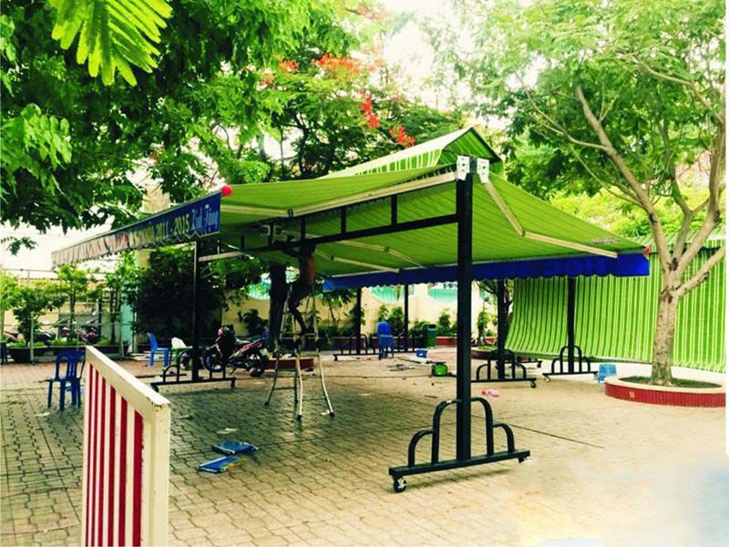 Các yếu tố ảnh hưởng đến giá mái hiên - mái xếp gồm: kích thước, chất liệu, thương hiệu, địa điểm lắp đặt